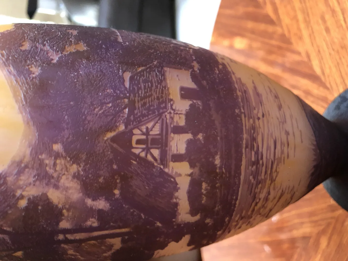 Signiertes Glas Richard mit einem detaillierten Landschaftsdesign