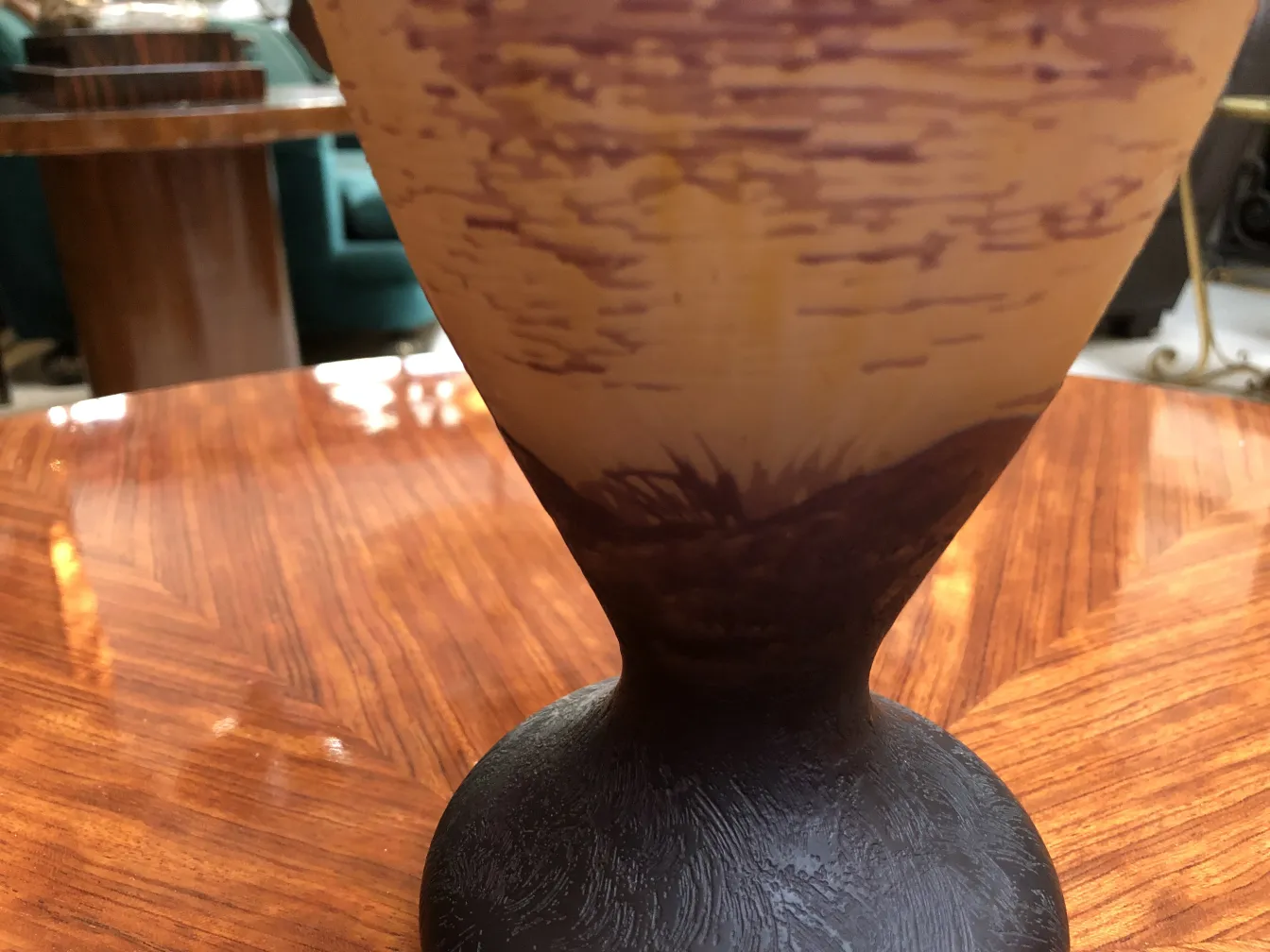 Vetro antico firmato da Richard, con forme eleganti e decorazioni sottili.