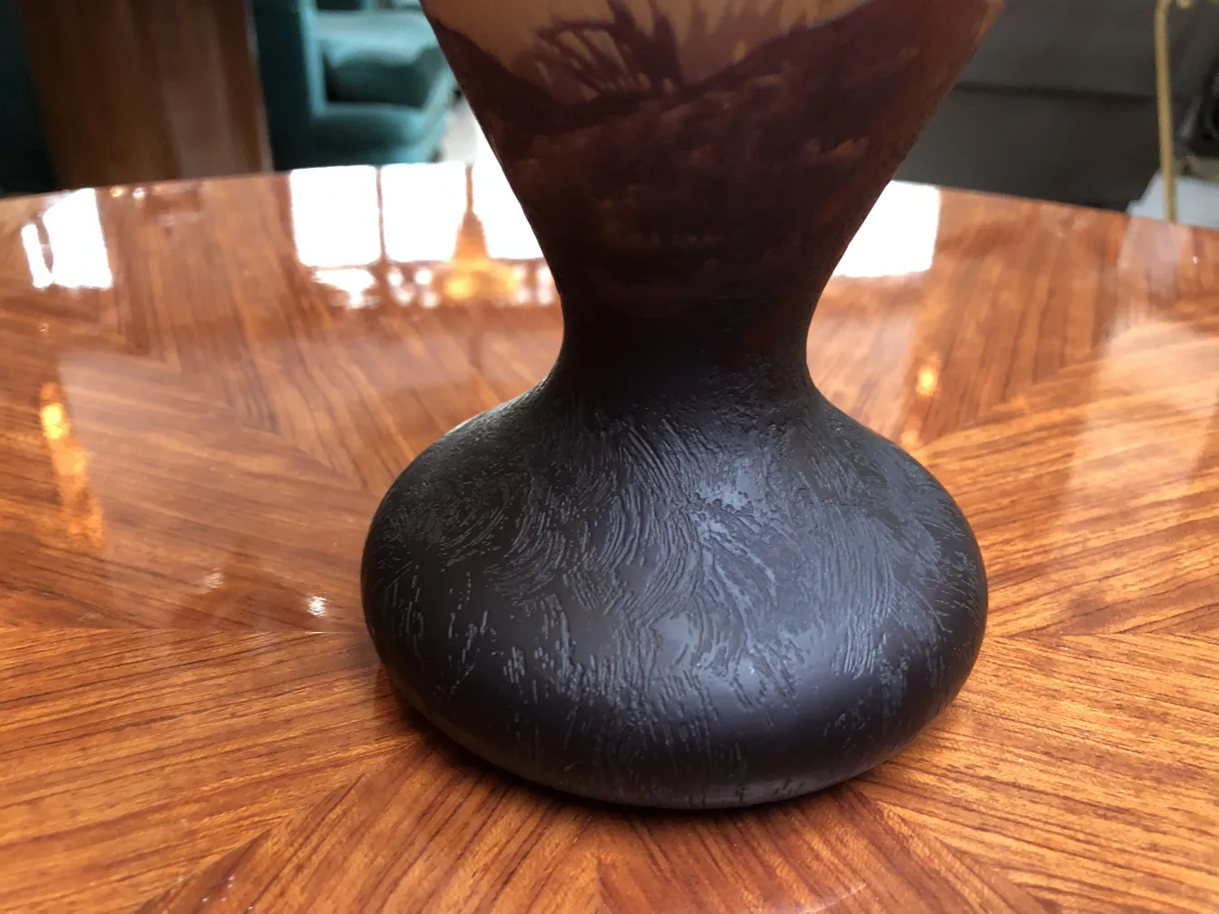 signiertes Glas von Richard in einem warmen Umfeld