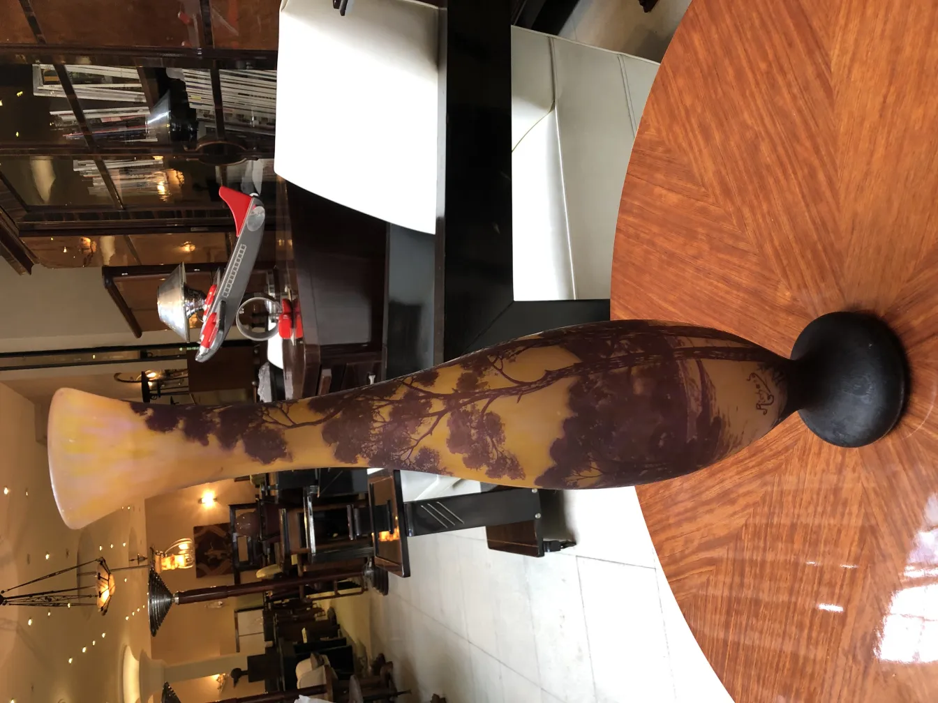 Antike Vase mit warmem Landschaftsdesign