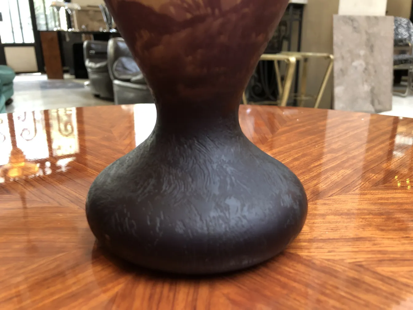 Base di vetro firmato con dettaglio testurizzato, ambienti d'antiquariato.