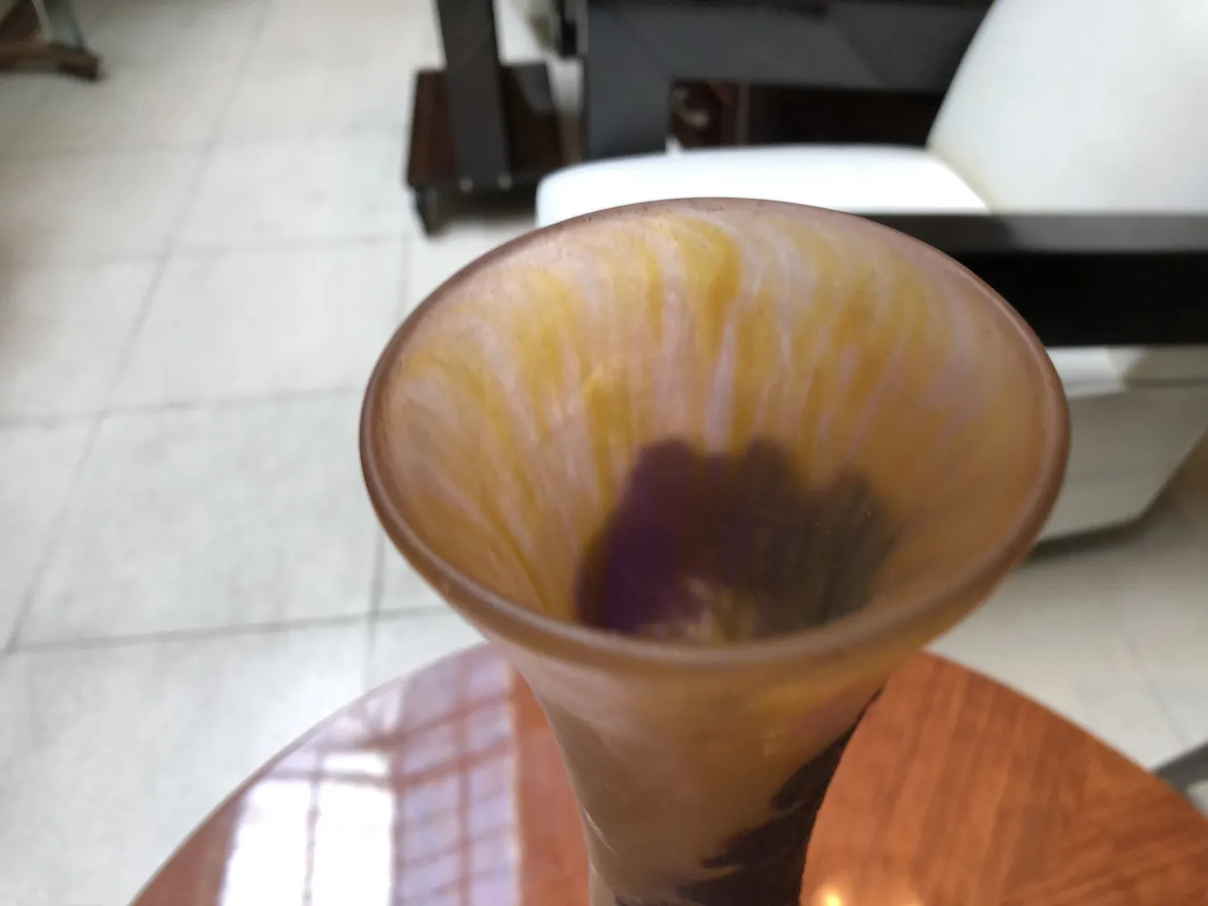 Vidrio antiguo firmado por Richard, con tonos amarillos y morados, en una mesa de madera