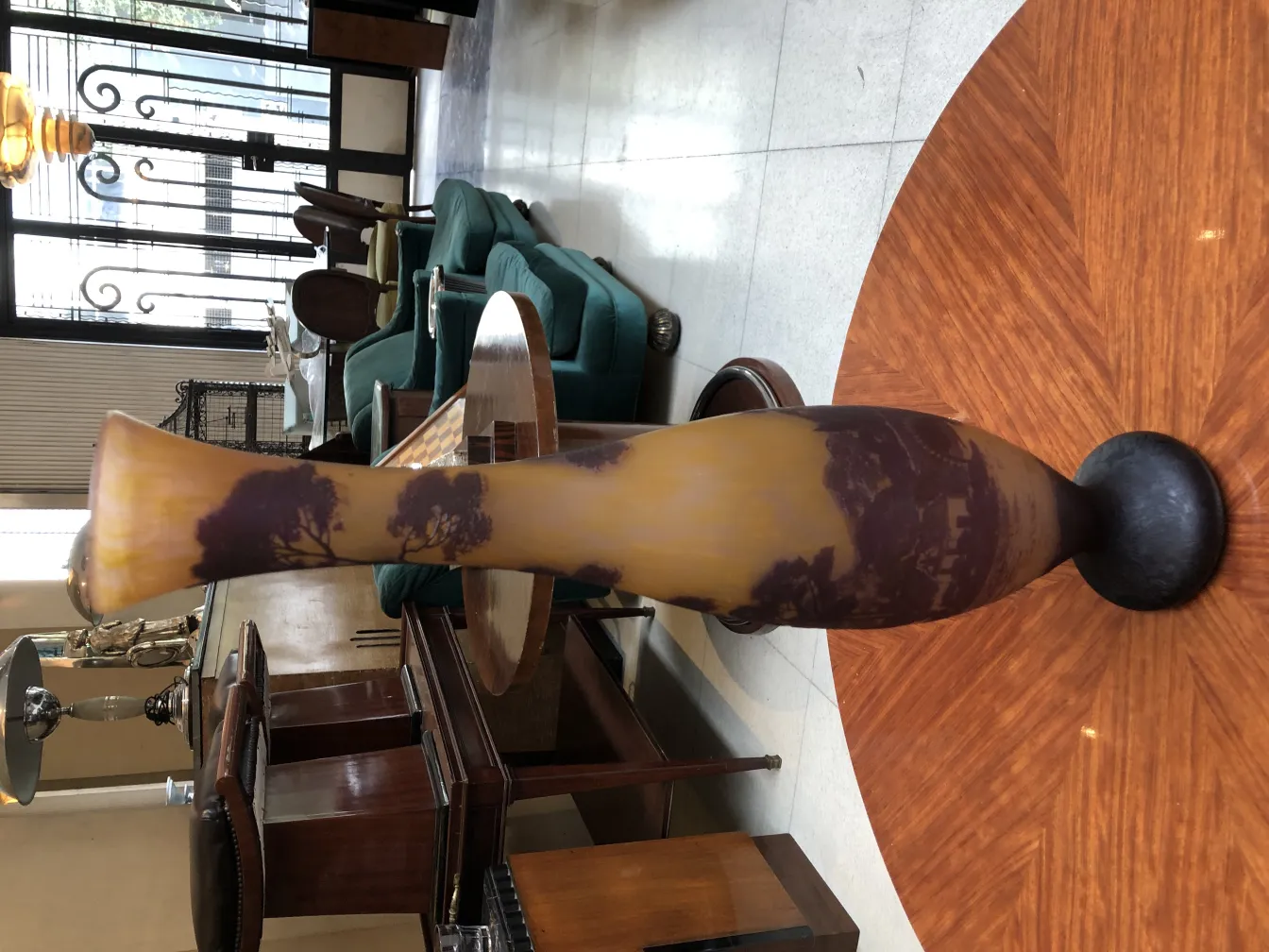 Vaso com design de árvores em um ambiente antigo.