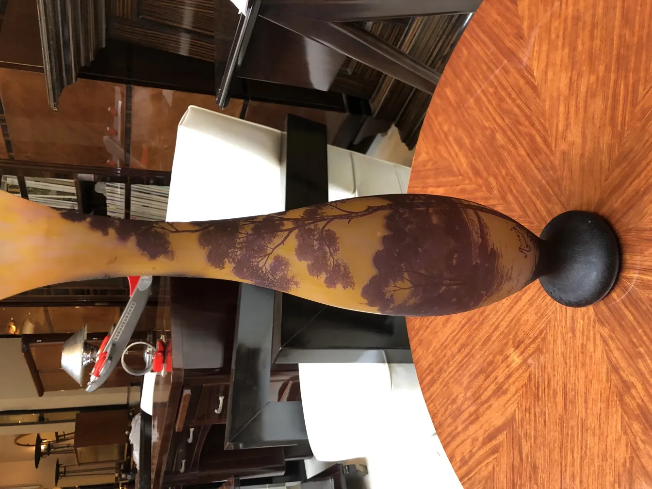 Vaso de vidro antigo assinado com cenas decorativas.