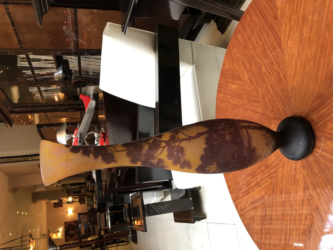 Dekorat vase mit Landschaft, antik signiertes Glas (Richard) in stilvollem Ambiente.