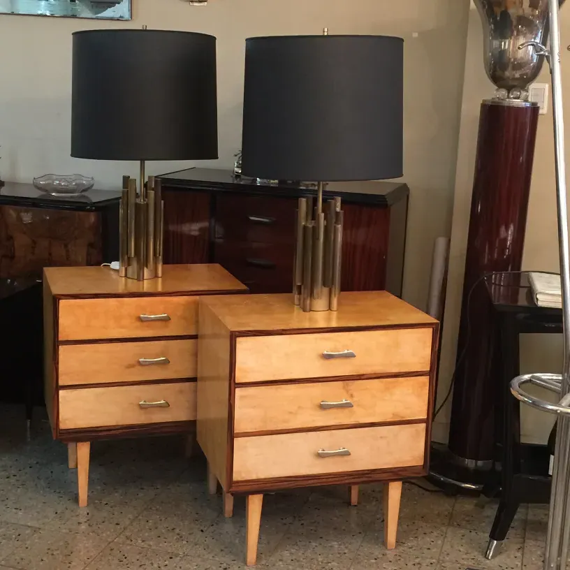 comodini antichi con dettagli minimalisti e lampade