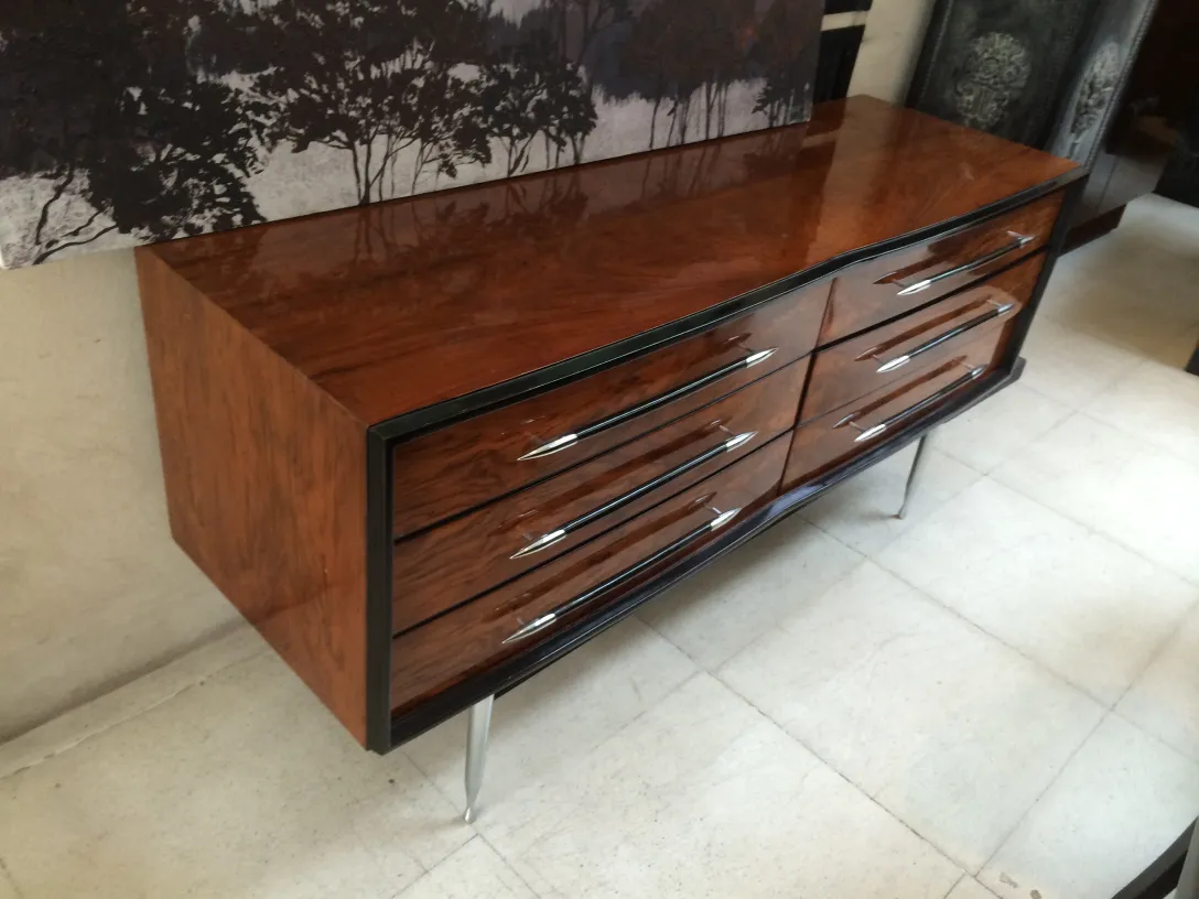 mesa de luz antigua con varios cajones, ambiente acogedor