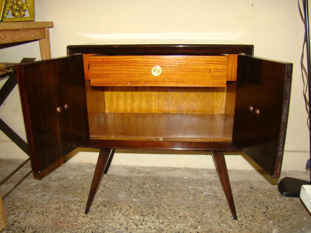 mesa de luz antigua con puertas abiertas y cajón