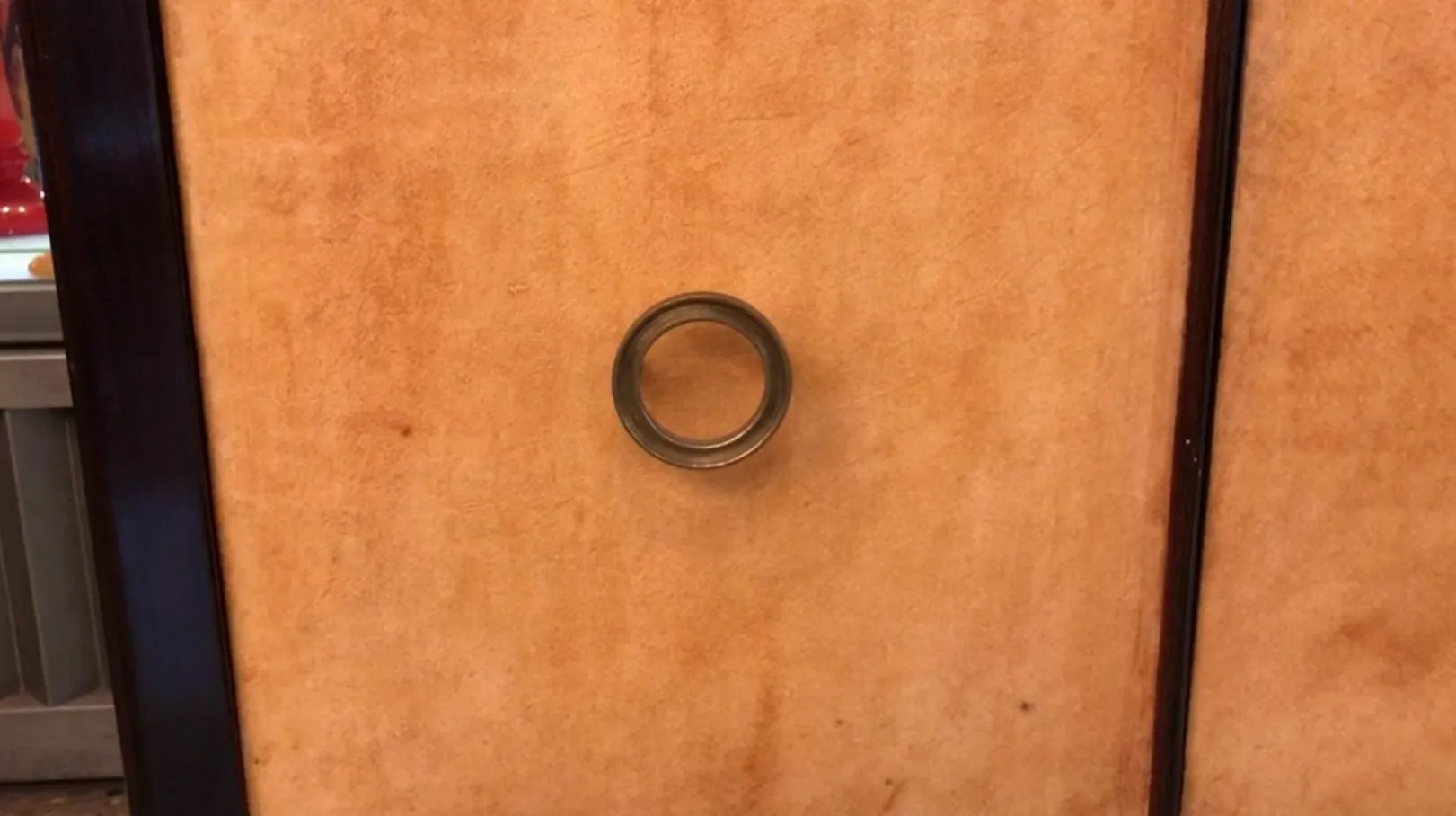 装飾的な古いナイトテーブル、温かい環境の中で