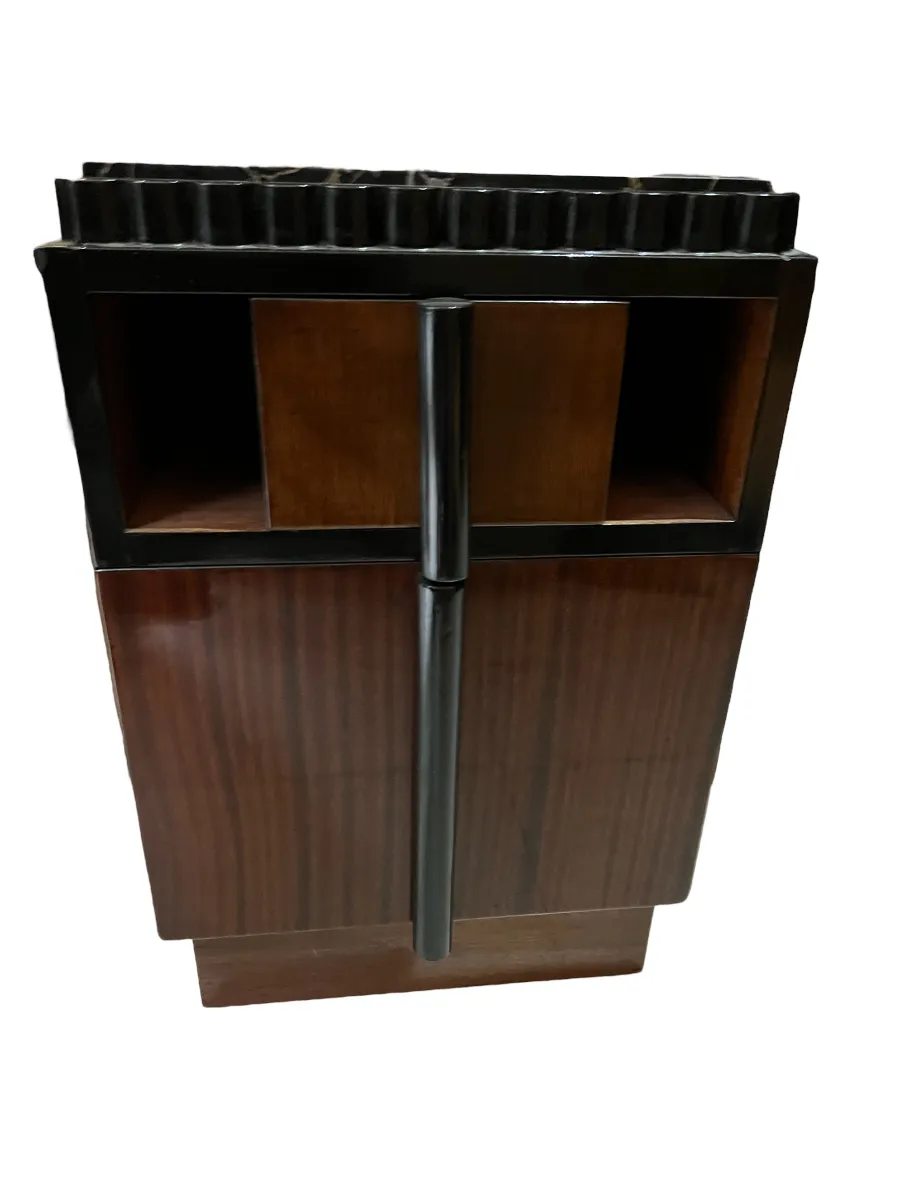 독특한 디테일과 실용성을 가진 고풍스러운 침대 옆 테이블.