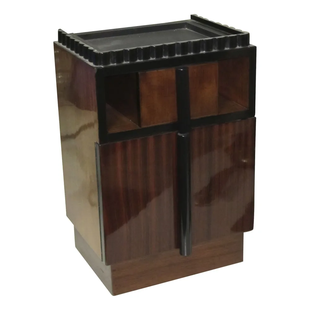 antiker nachttisch mit elegantem design und fächern