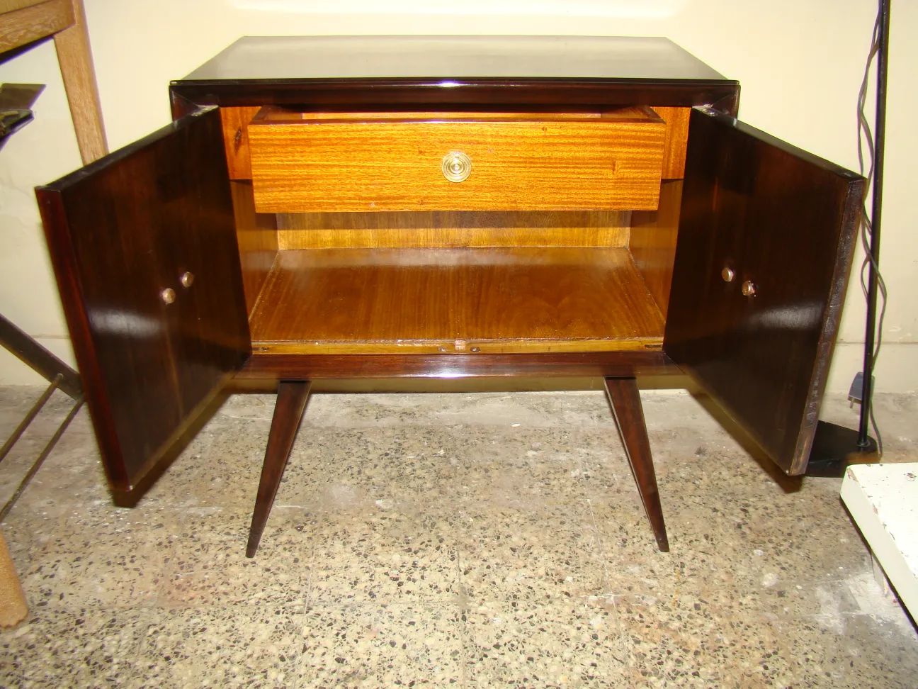 mesa de luz antiga com design clássico e duas portas