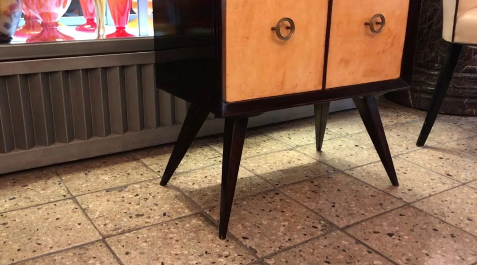 mesa de luz antigüa con patas inclinadas y cajones