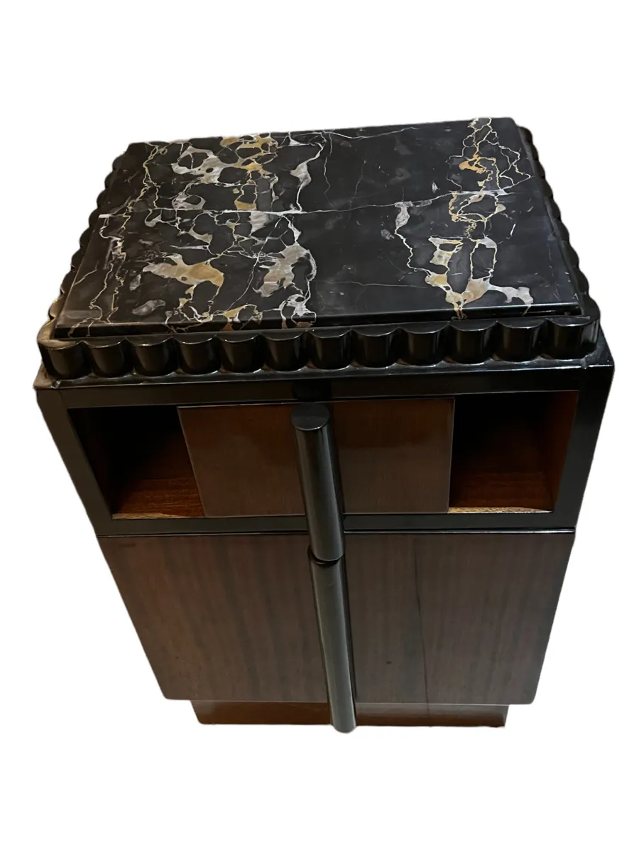 Comodino antico con un design elegante sopra