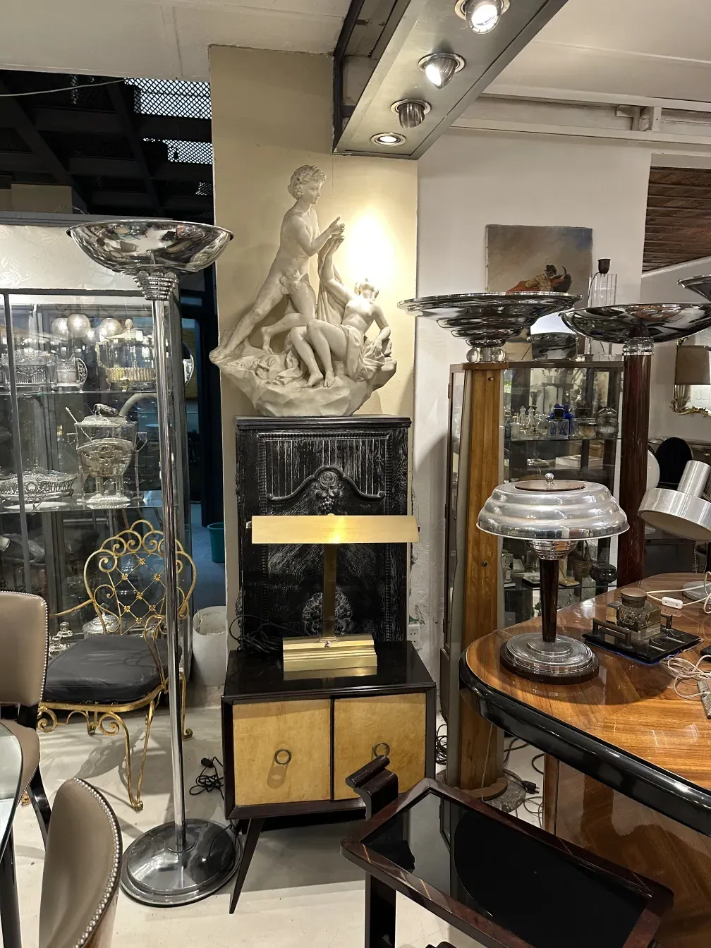 mesa de cabeceira antiga com dois gavetas em um ambiente elegante