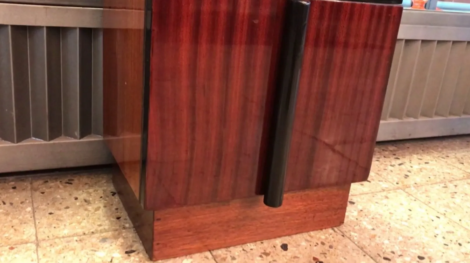 Criado-mudo antigo com detalhes elegantes em seu design, ambiente acolhedor