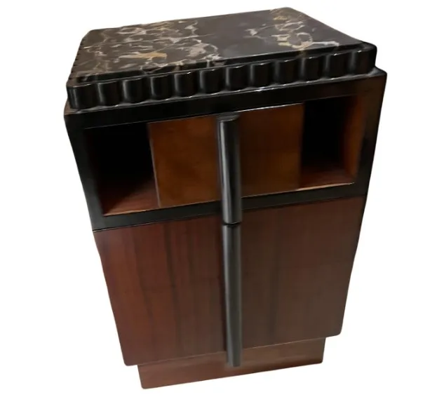 mesa de luz antiga com superfície preta e detalhes elegantes. Possui compartimentos de armazenamento.