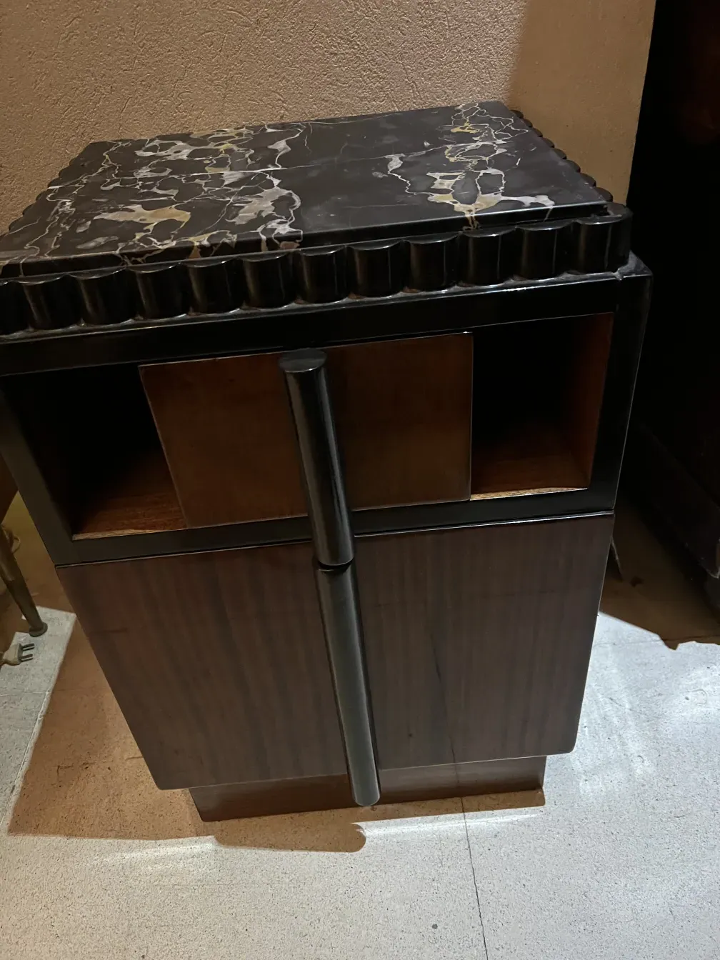 mesa de luz antigua con un diseño elegante, fondo neutral