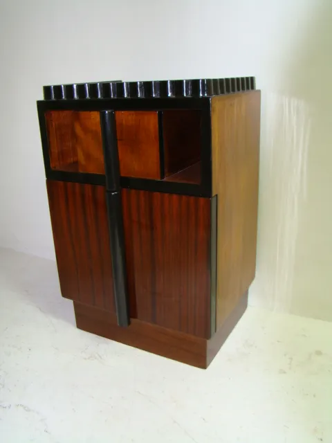 Mesa de luz antigua con diseño elegante y moderno