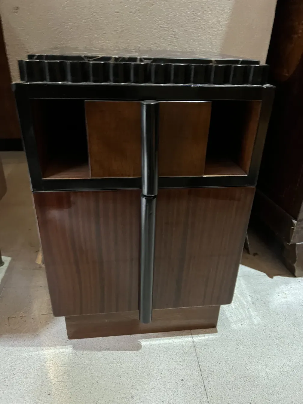 antiga mesa de luz com compartimentos e design elegante