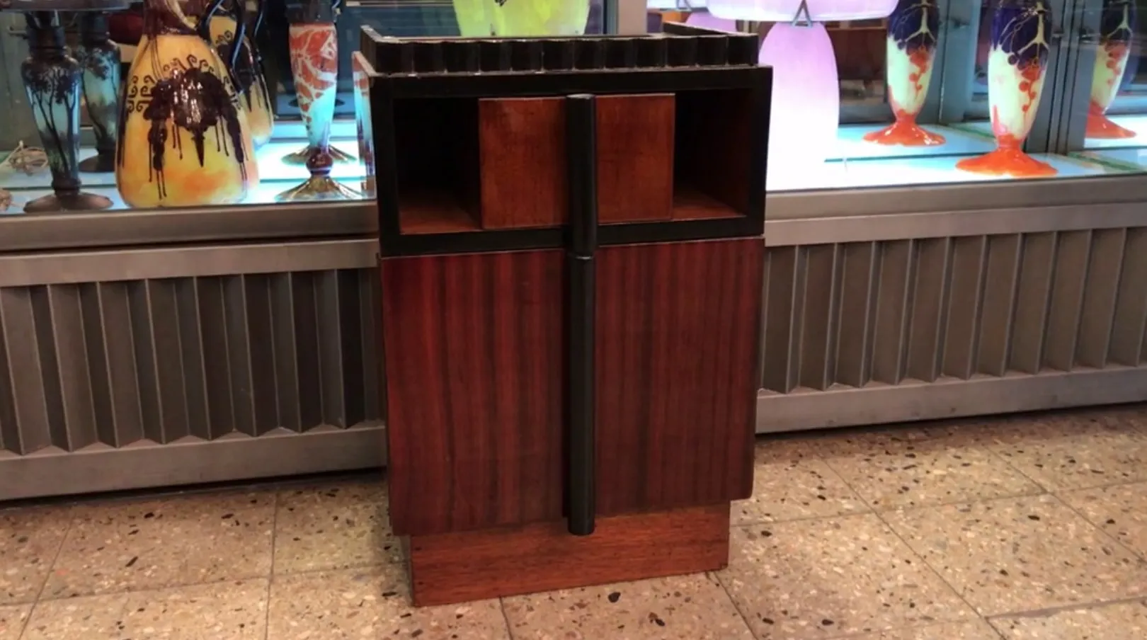 comodini antichi esposti con design elegante