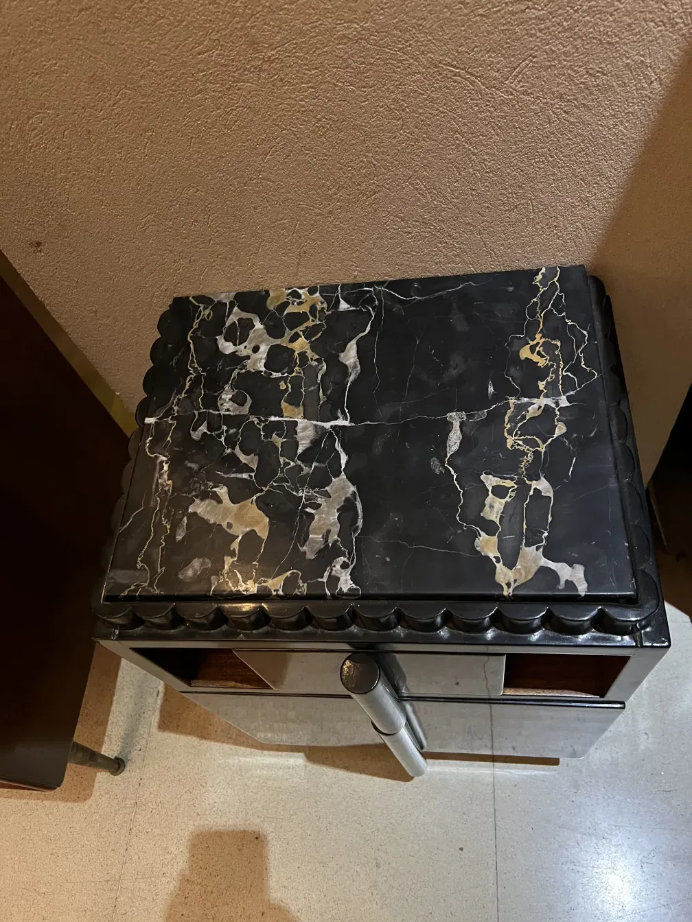 古董床头柜带滚轮，优雅设计