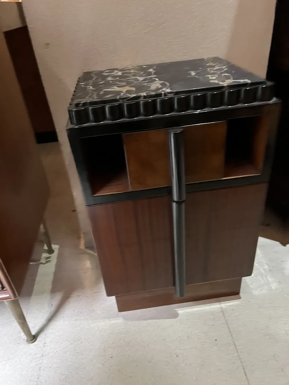 mesa de luz antigua con un diseño elegante y funcional, en un entorno acogedor