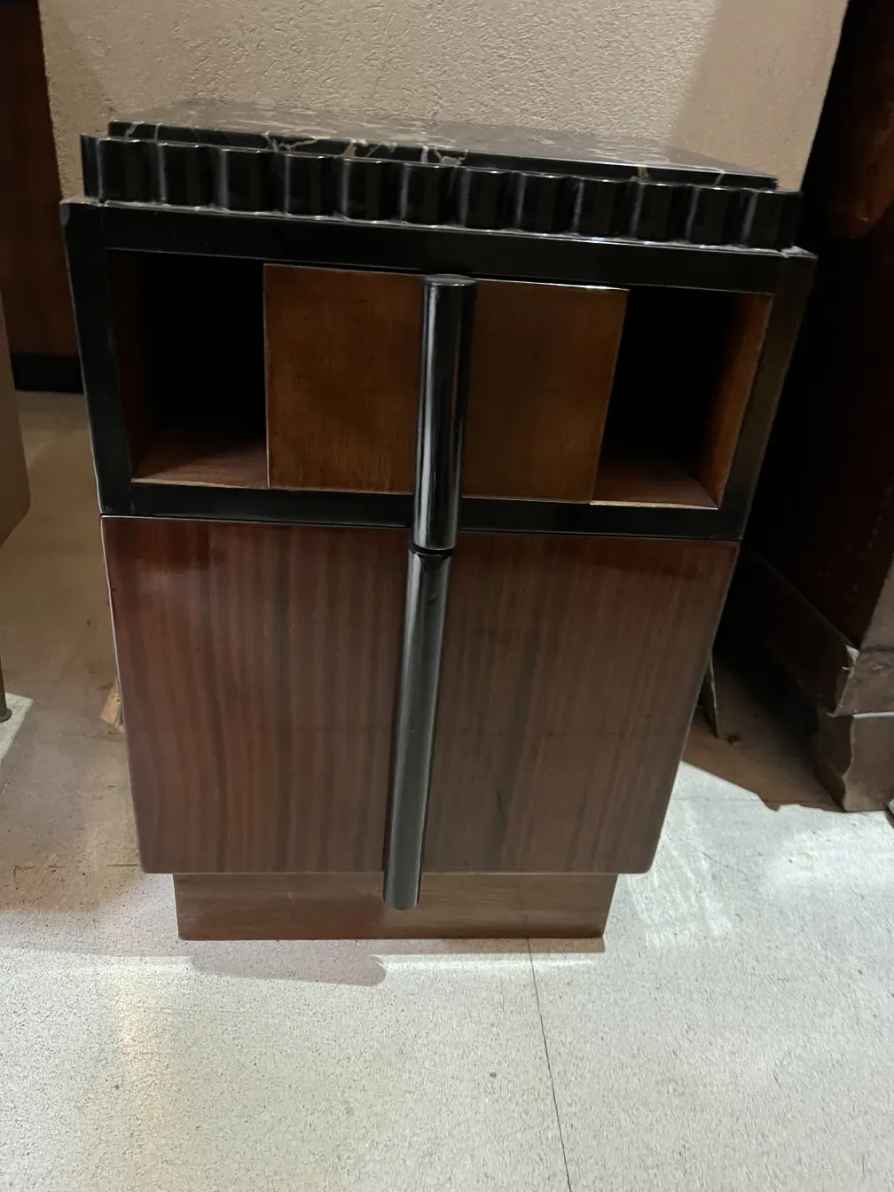 table de chevet ancienne avec compartiments et design créatif, parfaite pour des chambres élégantes