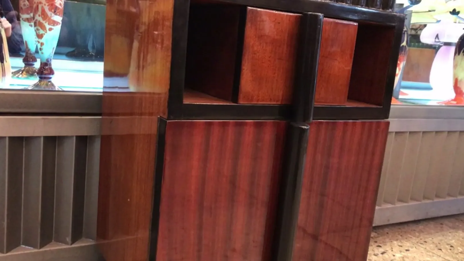 Criado-mudo antigo com design elegante e distinto, perfeito para qualquer quarto.