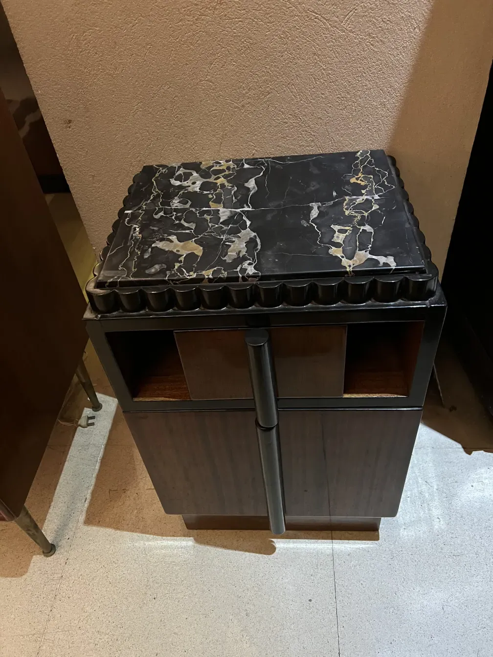 古董床头柜，精致设计，温暖的环境