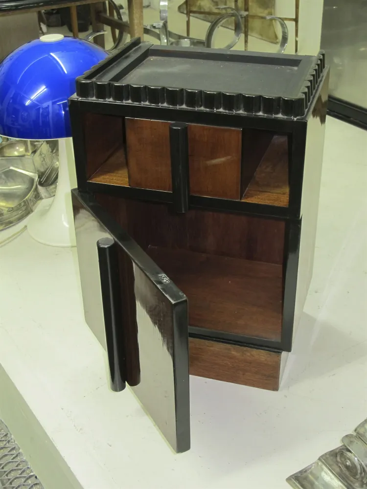 mesa de luz antigua con compartimentos y diseño único, estilo vintage