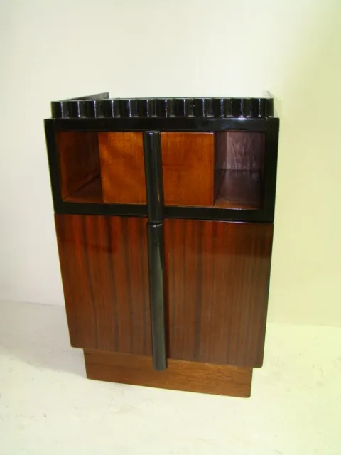 Criado-mudo antigo com detalhes elegantes e cor escura, apresentando um design de estilo antigo.