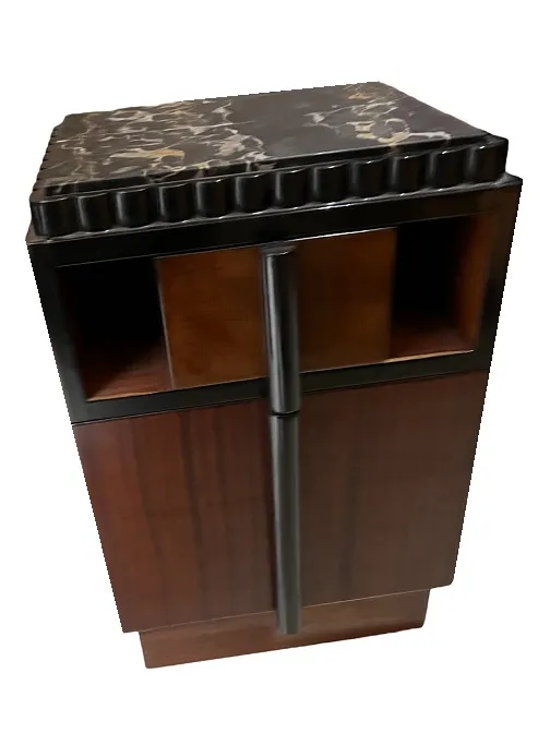 Comodino antico con scatole, design elegante, atmosfera accogliente.