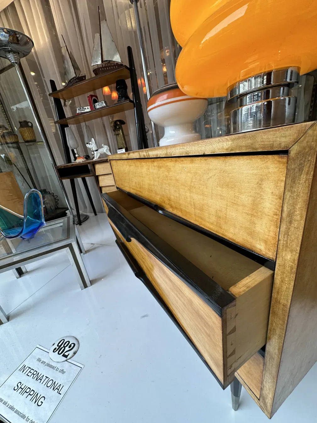 table de chevet ancienne en bois clair avec tiroirs