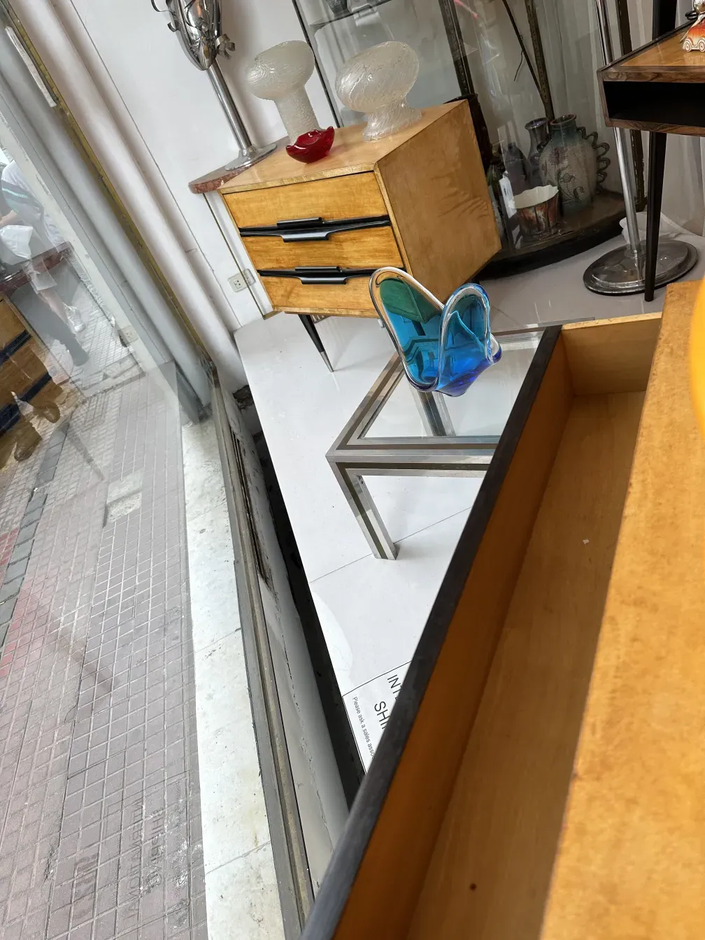 comodini antichi con cassetti, decorati ed eleganti