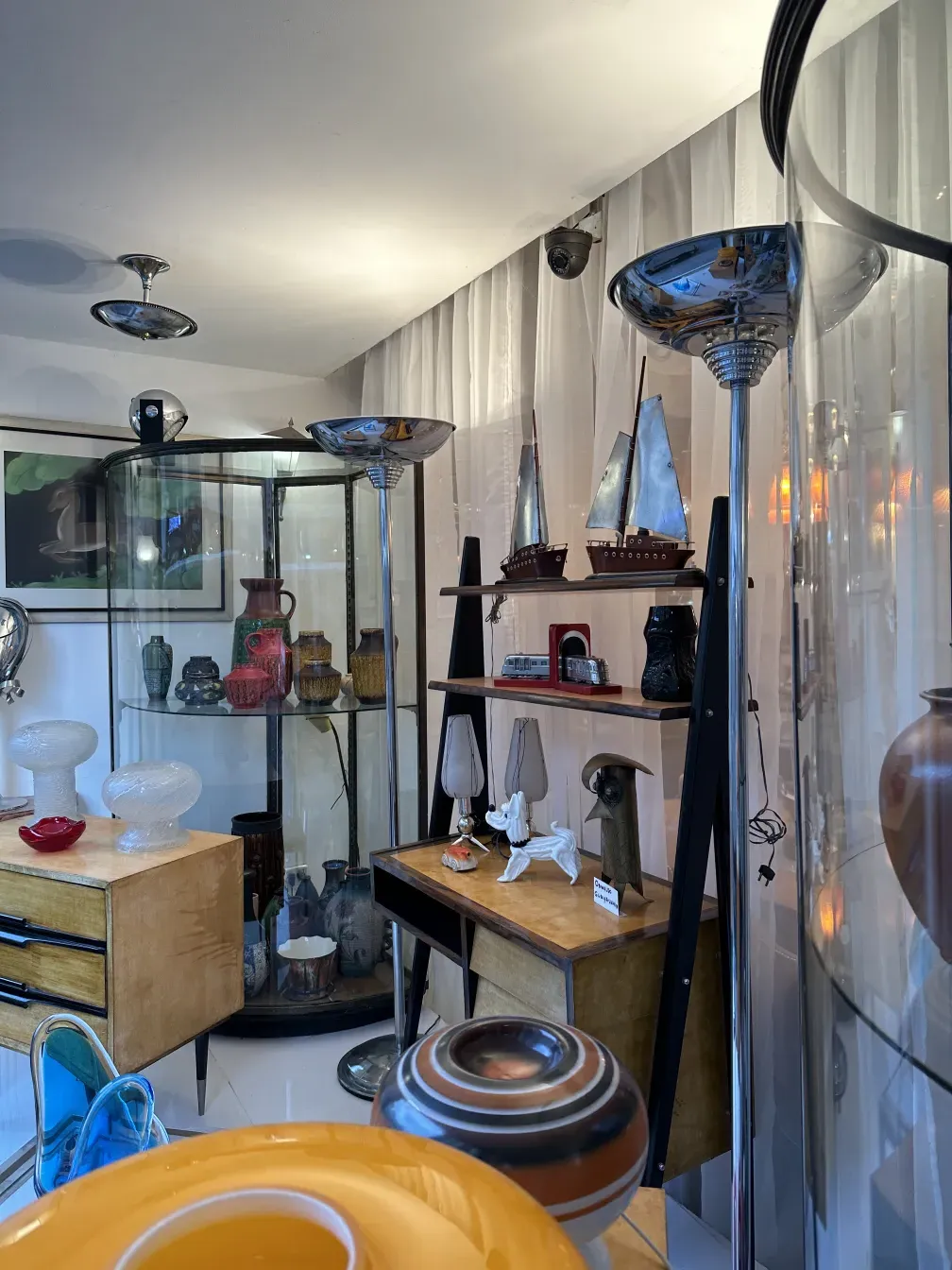 Mesas de luz antigüedades decorativas con estilo antiguo.