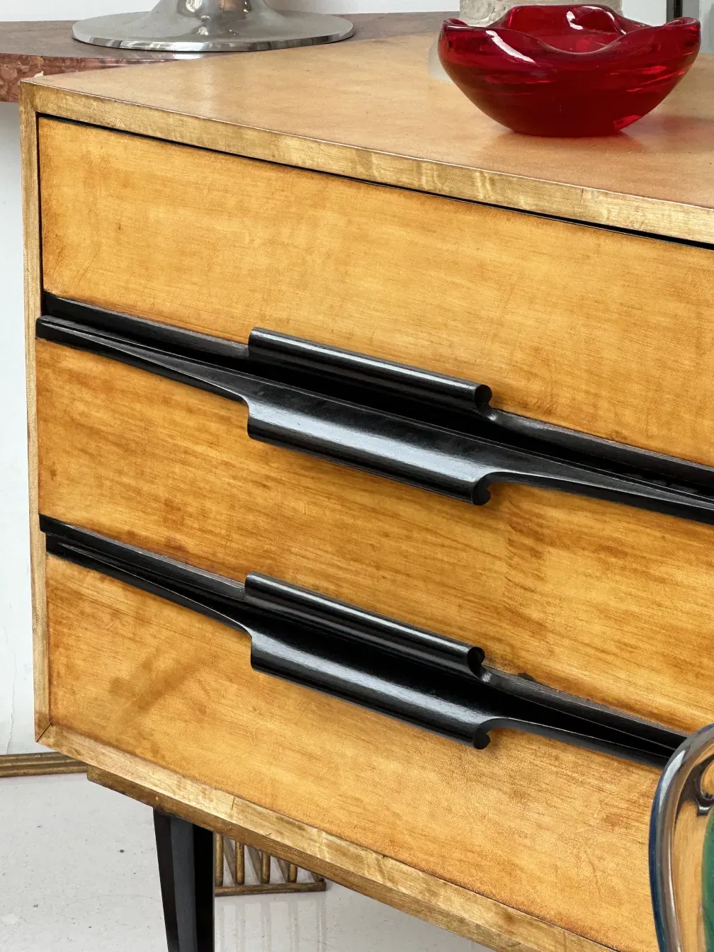 criador-mudo antigo com puxadores pretos e ambiente elegante