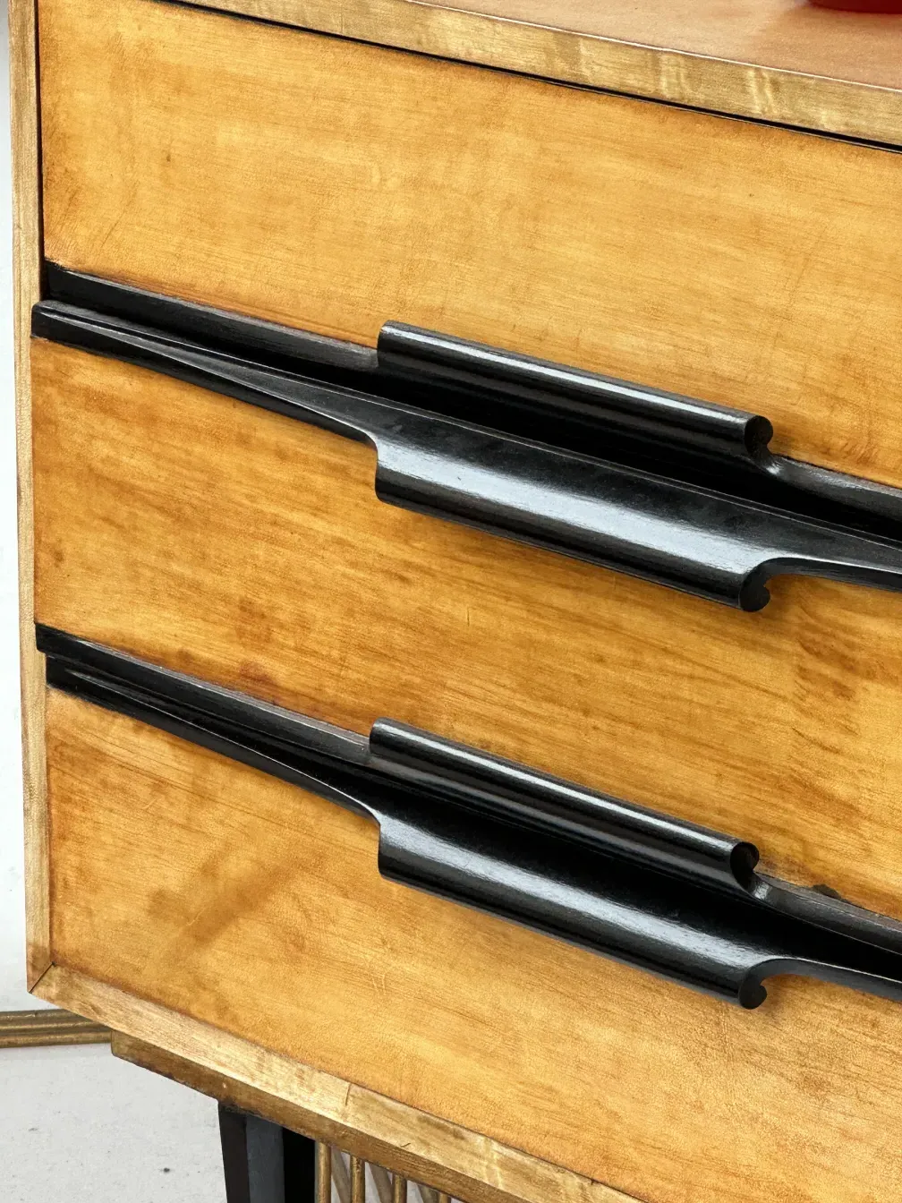 antike nachttische mit warmen oberflächen und eleganten details