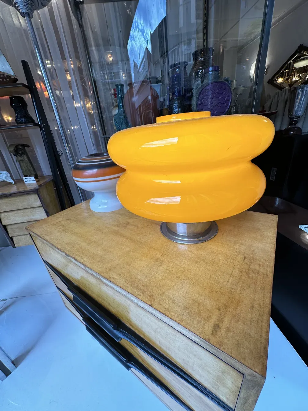 mesa de luz antiga com lâmpada amarela e ambiente decorativo