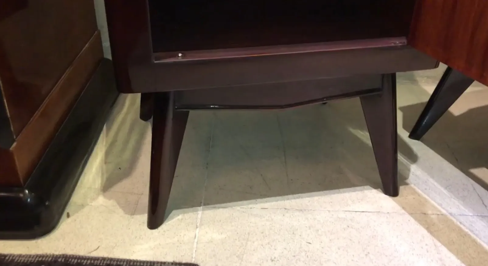 Mesa de cabeceira antiga com design clássico em um ambiente aconchegante.