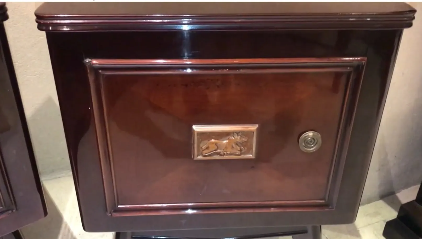 mesa de luz antigua con detalle de caballo en el frente