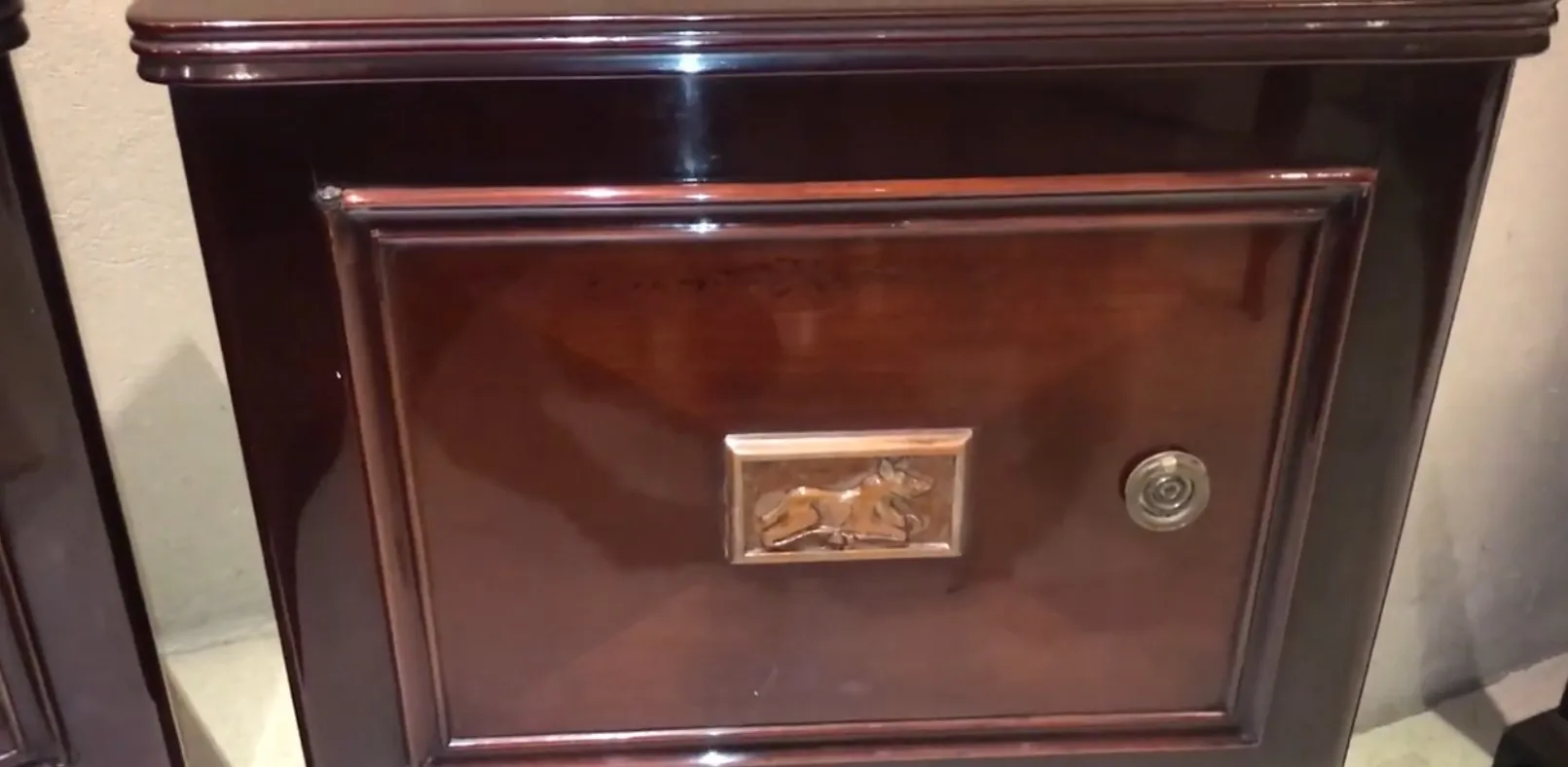 table de chevet antique avec design élégant et gravure de cheval