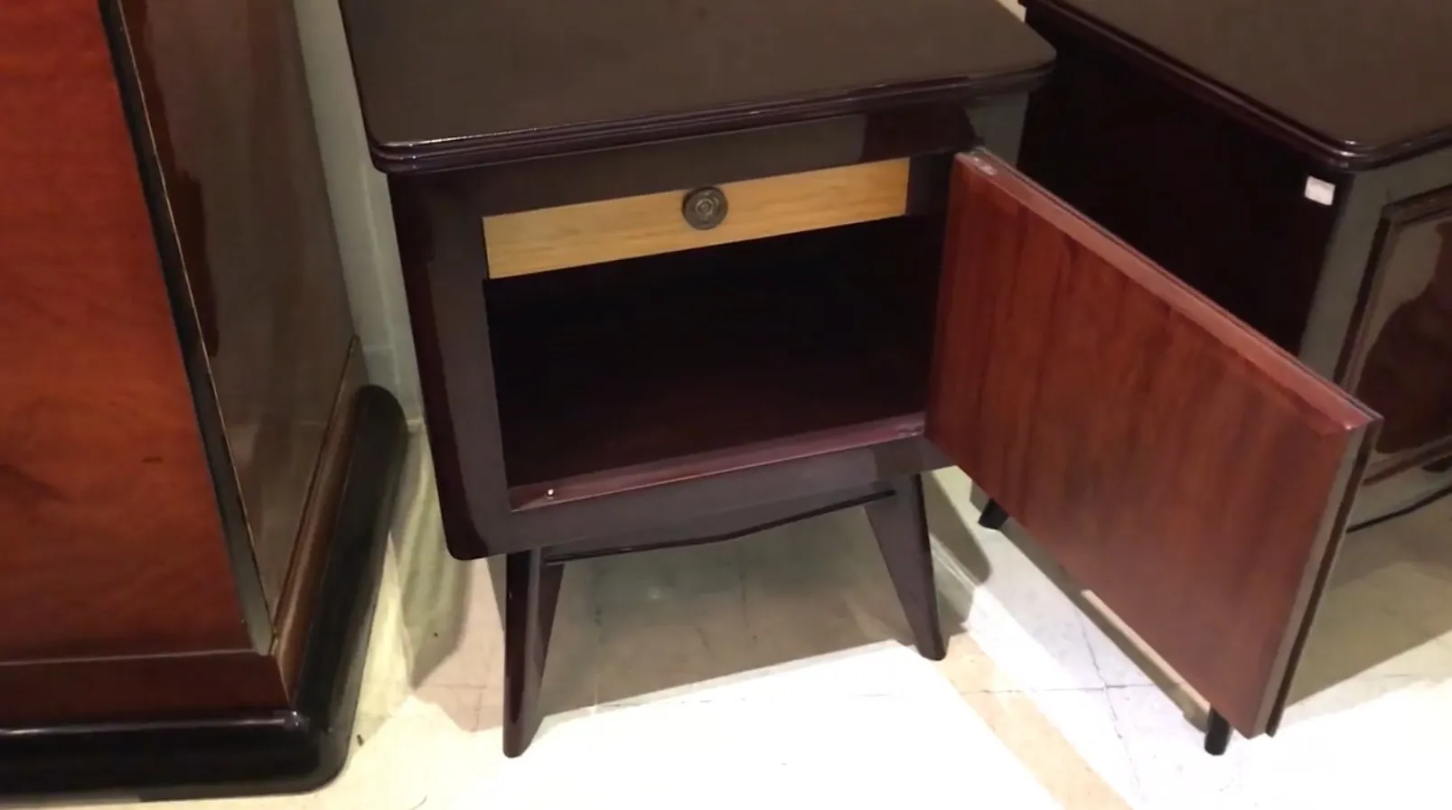 mesa de luz antiga com um gaveta e detalhes decorativos, ambiente elegante