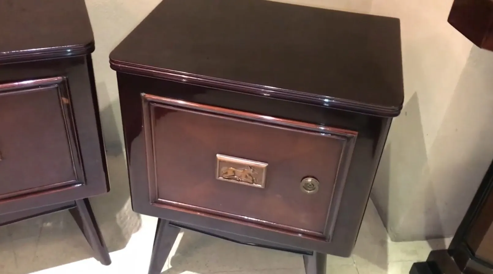 装飾的な引き出しがある光沢のある仕上げのアンティークナイトテーブルで、どんな部屋にもぴったりです。