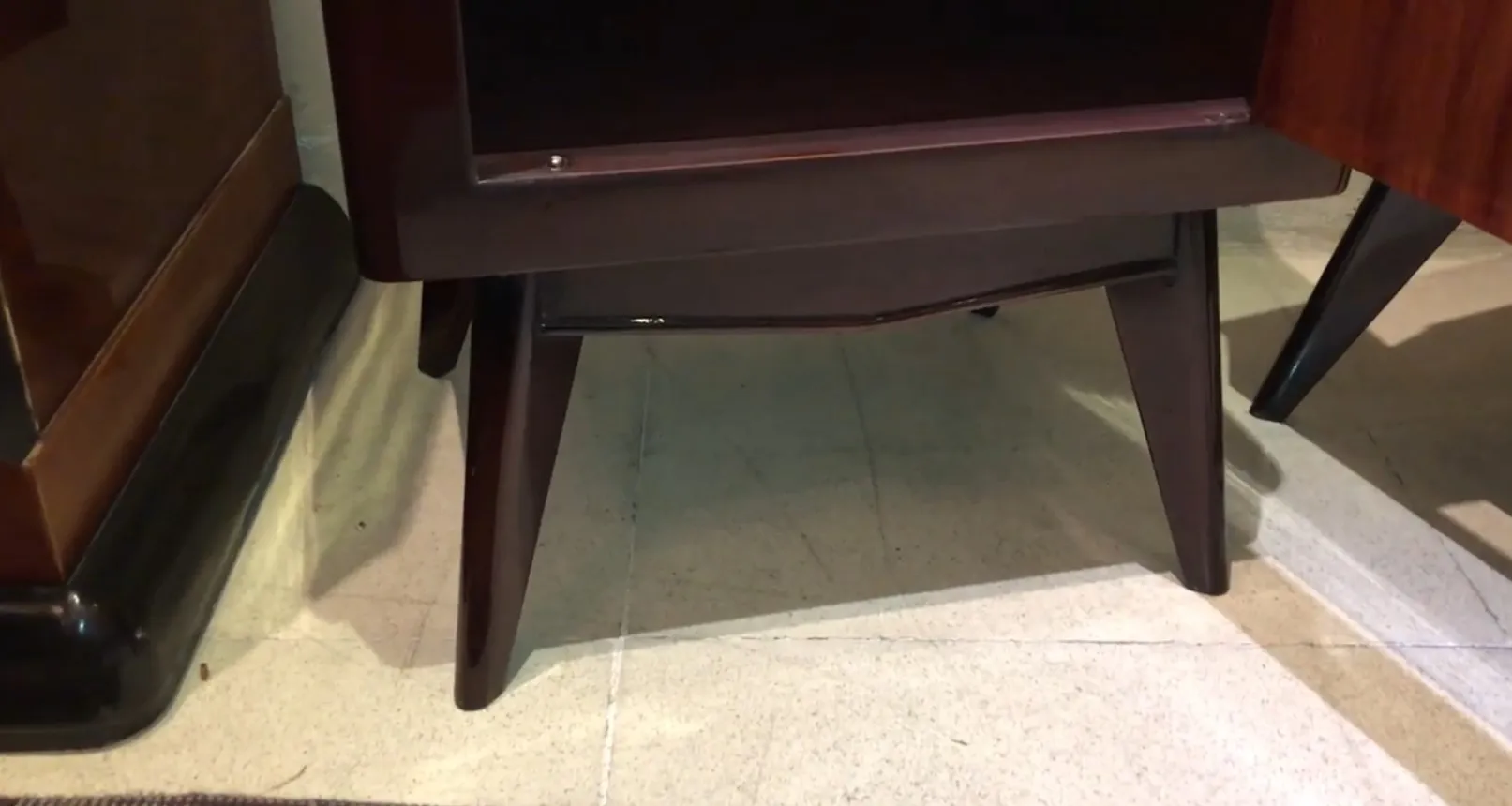 Mesa de luz antigua con diseño elegante y patas estilizadas