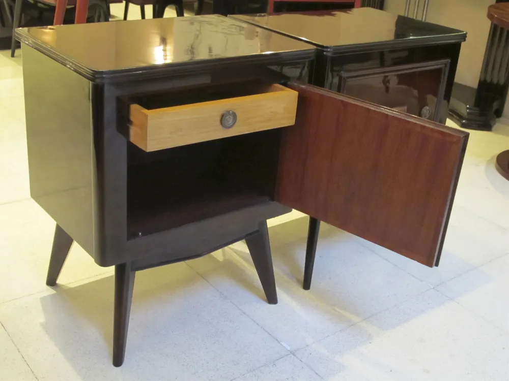 mesa de cabeceira antiga com gaveta e armário, design elegante