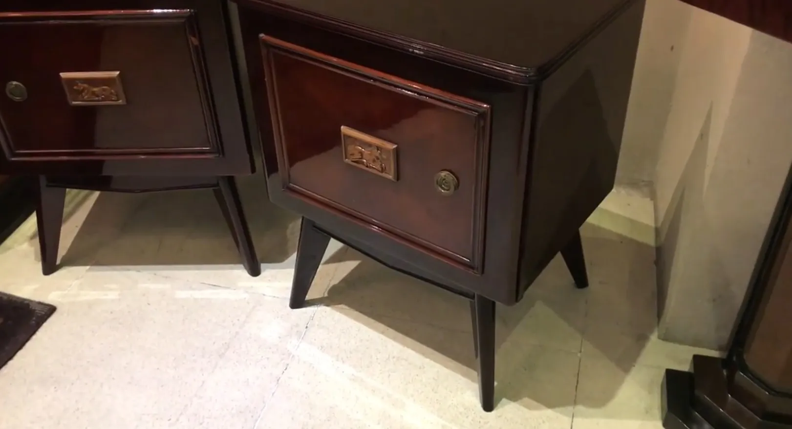 table de chevet ancienne avec finition élégante et pieds fins