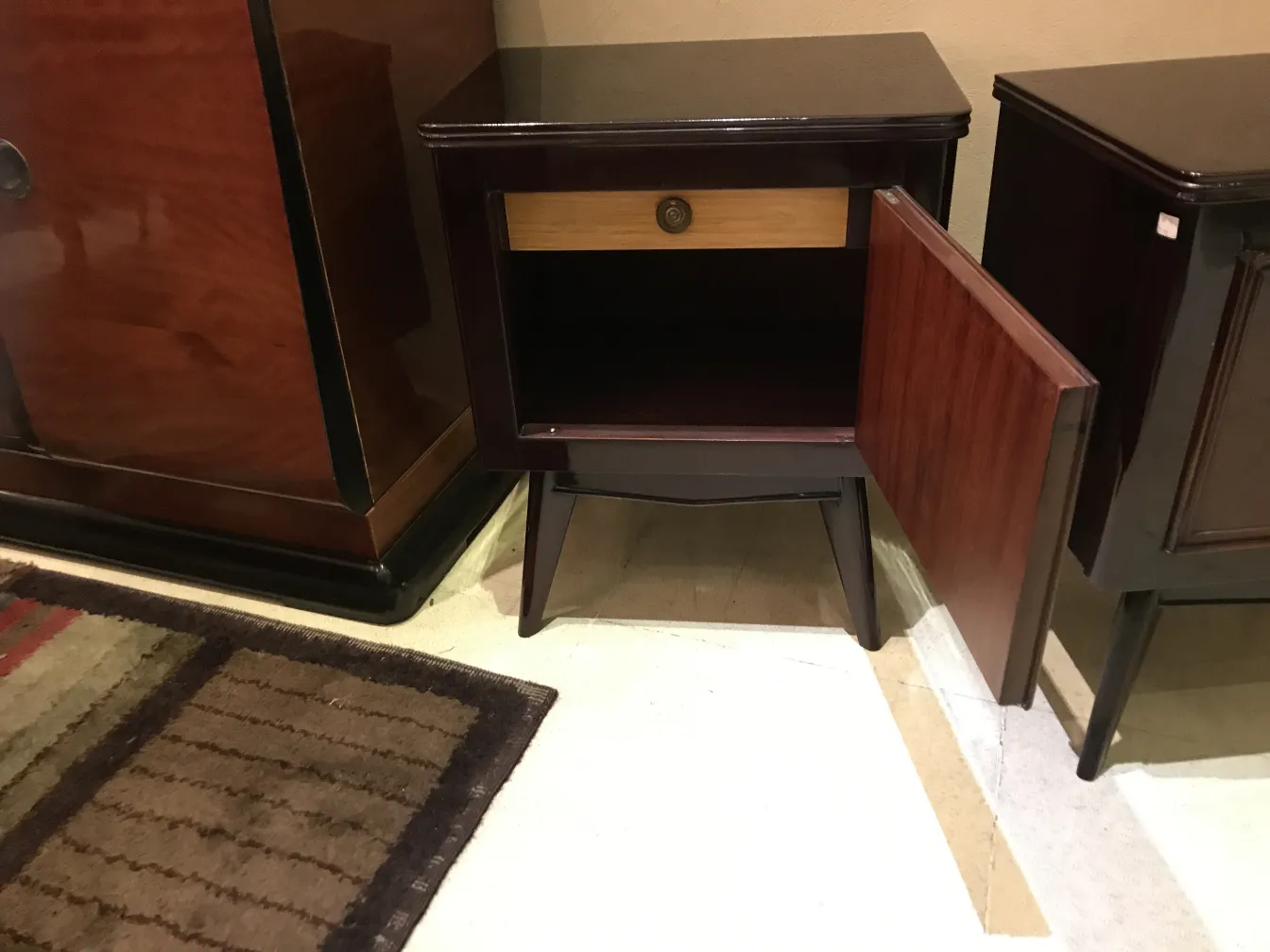 mesa de luz antigua con cajón en un ambiente acogedor