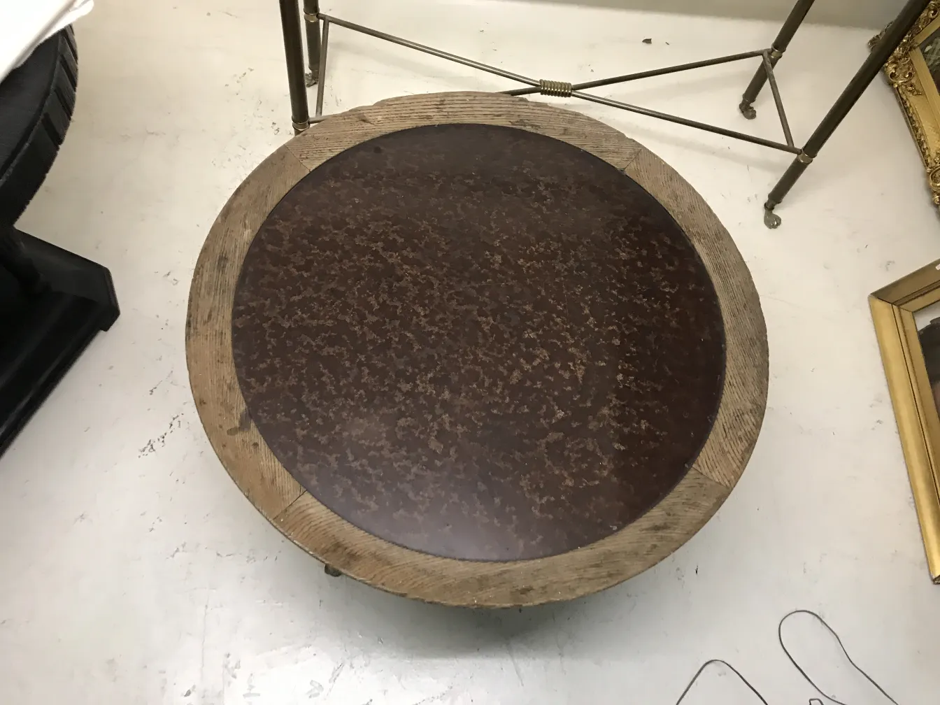 tavolino da caffè antico con piedi decorativi in stile classico