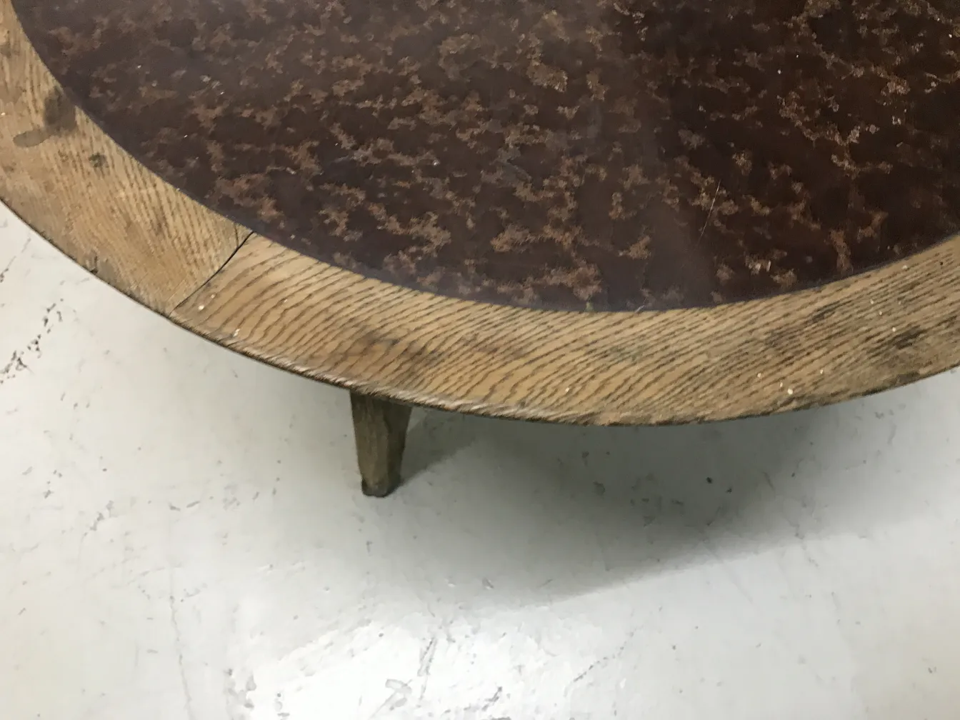 古董茶几，圆形桌面和简约腿部，周围环境明亮